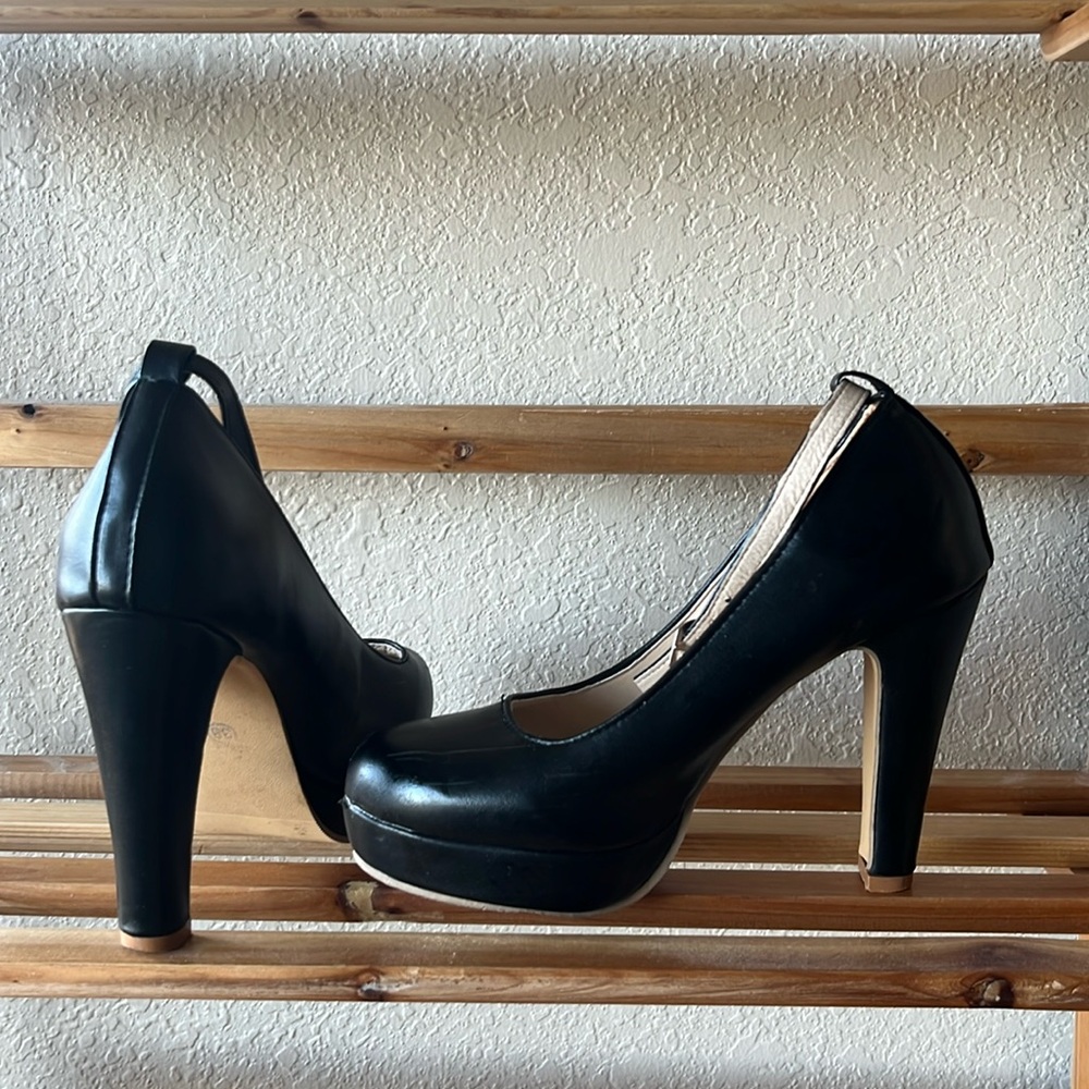Black Mary Jane pumps